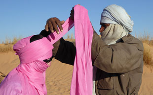 Ihr Guide weiht Sie in die Kunst des Schesch&ndash;Bindens ein, Djanet Algerien