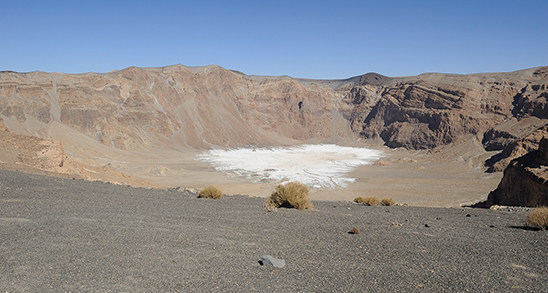 Das ist der innere Krater des Emi Koussi. Die weissen Natron-Ablagerungen werden von den in der Region ansässigen Tubu abgebaut und wirtschaftlich genutzt, Tschad