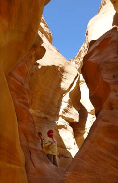 Wenn Sie enge Canyons besichtigen, hier den Canyon Aradad, lassen Sie die Dromedare zurück und gehen zu Fuss, Kameltour Nageb, Sinai